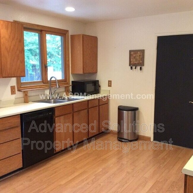 Building Photo - 2074 Newcastle Dr