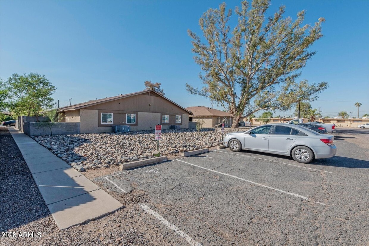 Building Photo - 303 E Ludlow Dr