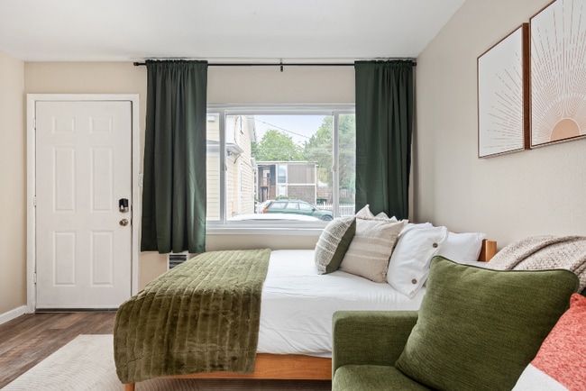 Building Photo - 5248 SE Stark St