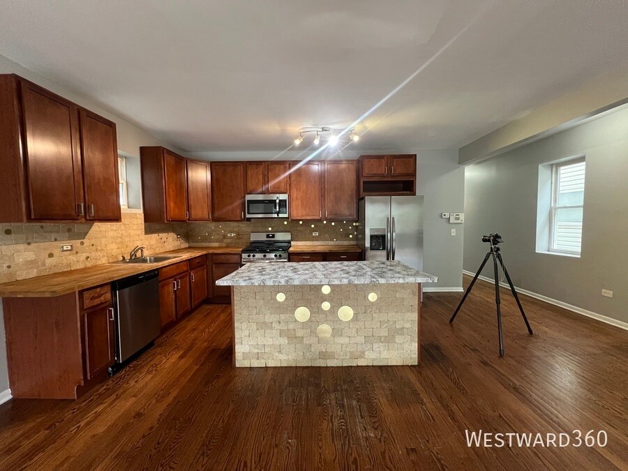 Primary Photo - 2328 W Washington Blvd