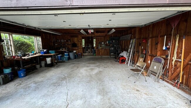 Building Photo - 14 Maple Pl