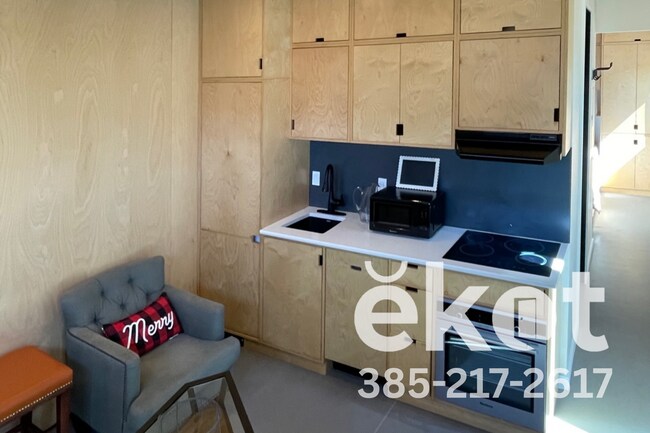 Foto del edificio - 613 Emery St W