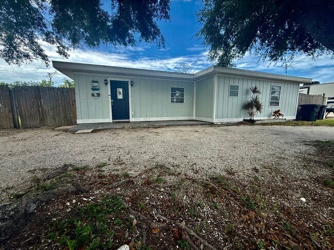 Foto del edificio - Charming Coastal Cottage with Huge Fenced Yard & Smart Tech!