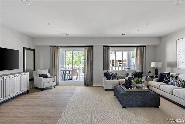 Foto del edificio - 8049 Lake Laurel Ln