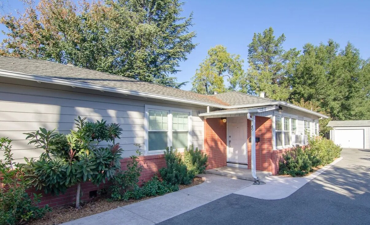 Duplex Entry - 49 E Rincon Ave