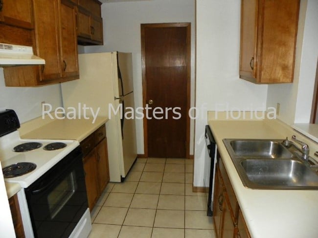 Building Photo - 2822 Villager Cir
