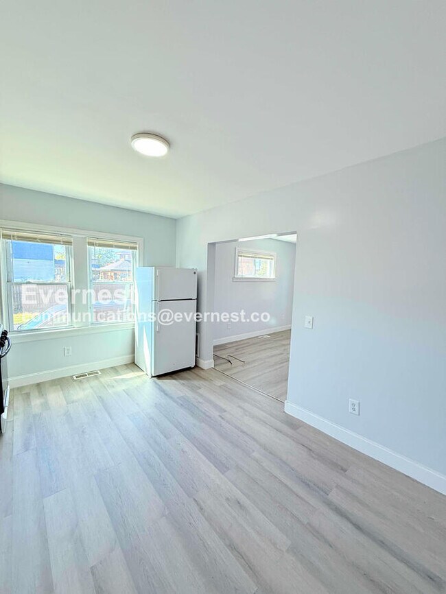 Foto del edificio - 2484 Woodmere St