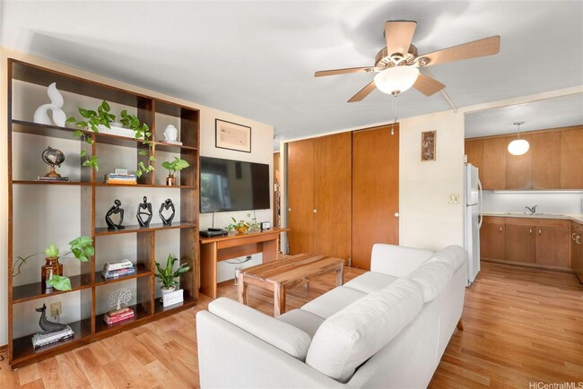 Building Photo - Fully Furnished - 2 BED/1 BATH/1 PARKING i...