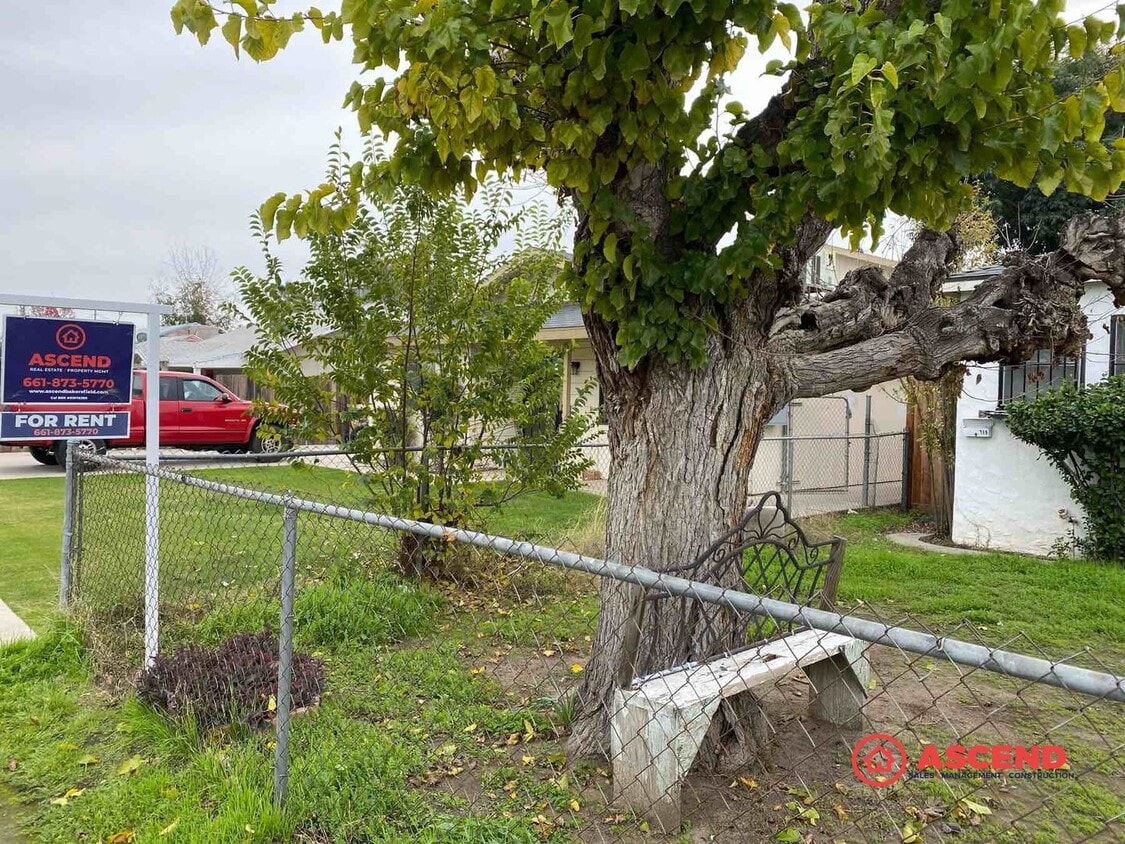 Building Photo - 717 30th St