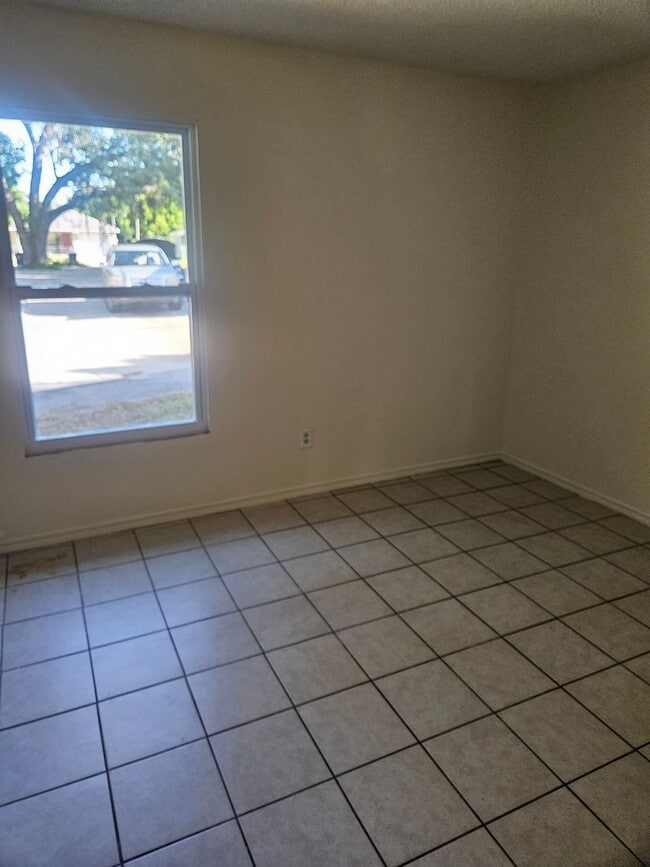 Building Photo - 2/1 DUPLEX