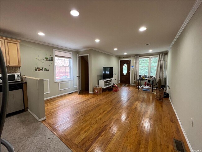 Foto del edificio - 41-45-45 248th St