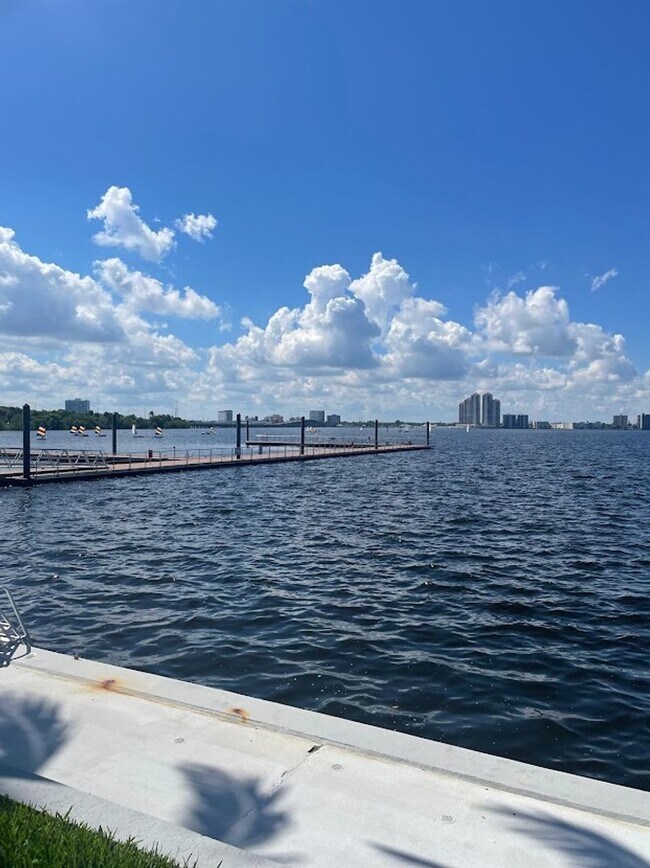 Foto del edificio - Stunning 8th floor Riverfront Condo