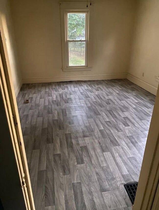 Building Photo - 384 Meek St