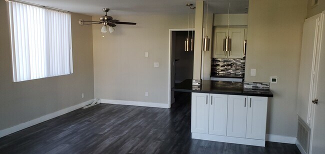 Building Photo - 1529 S Bundy Dr