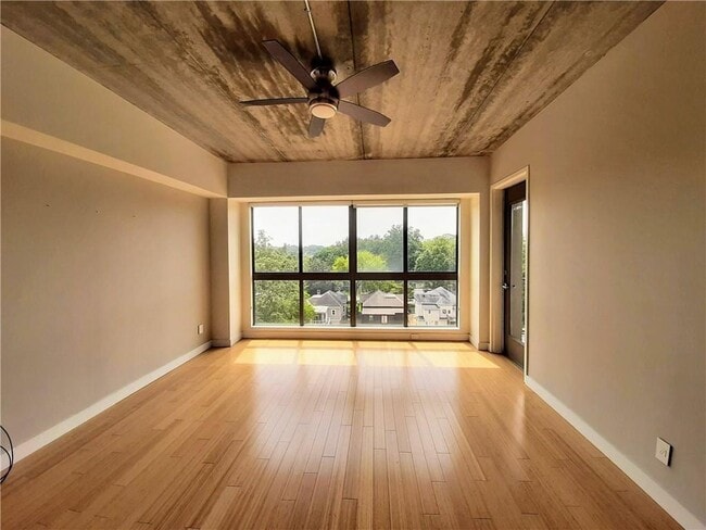 Building Photo - 563 Memorial Dr SE