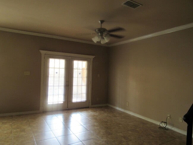 Building Photo - 707 St James Dr