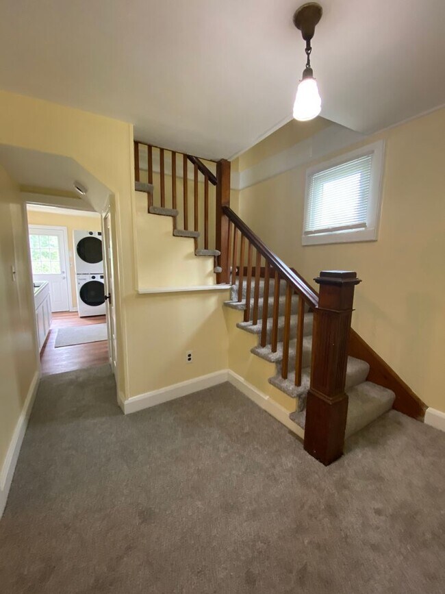 Building Photo - 3 Bedroom, 1 Bathroom Single Family Home i...