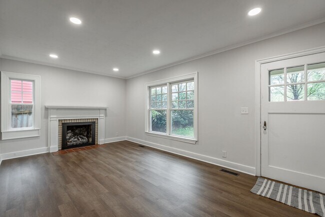 Building Photo - 3 Bedroom 3 Bath in Red Bank