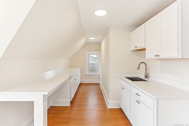 Building Photo - 65 Blakeman Pl