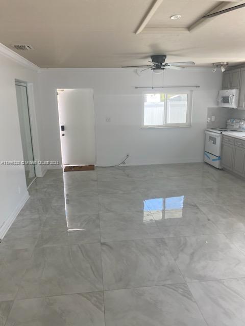 Building Photo - 898 E River Dr
