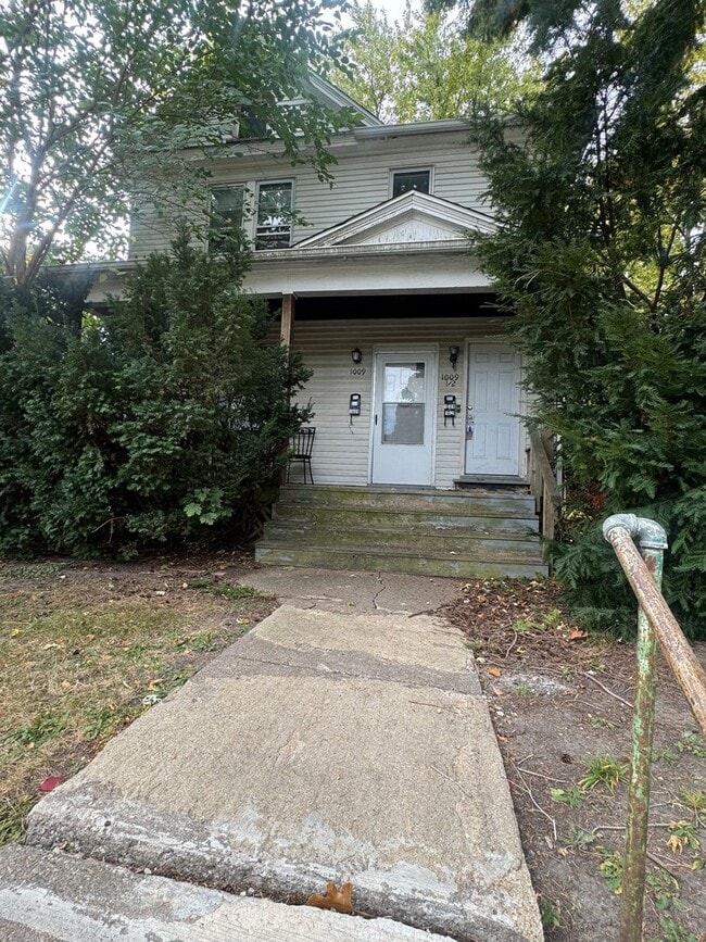 Building Photo - 1009 W 15th St