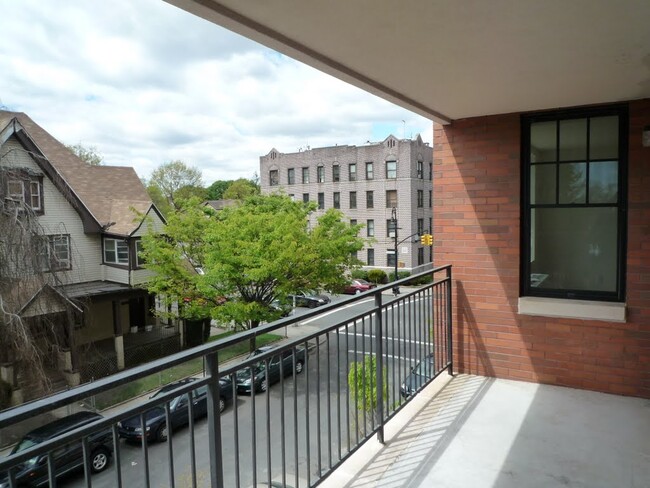 Balcony - 1600 Beverley Rd