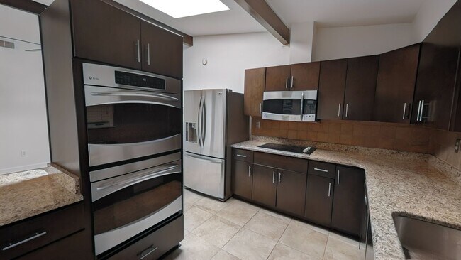 Foto del edificio - 5180 Warfield Dr