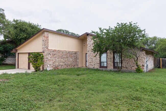 Building Photo - 5814 Pineway St