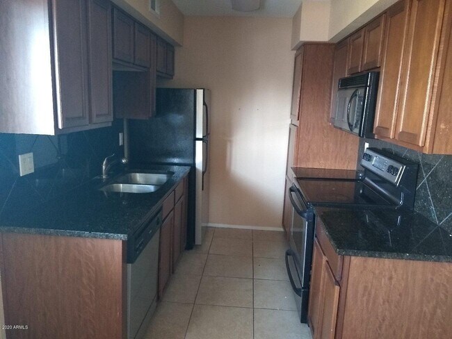 Building Photo - 2625 E Indian School Rd