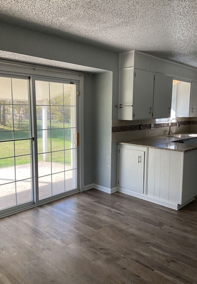 Foto del edificio - PRICE DROP - NEW IN MANAGEMENT - AVAILABLE...