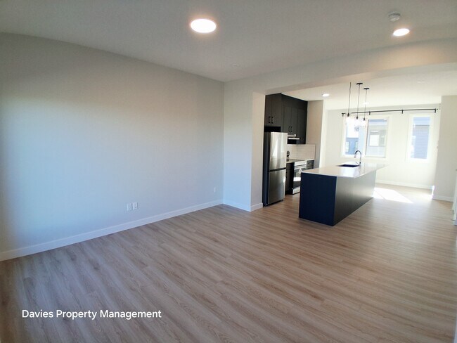 Photo du bâtiment - 11910-11935 35 Ave SW
