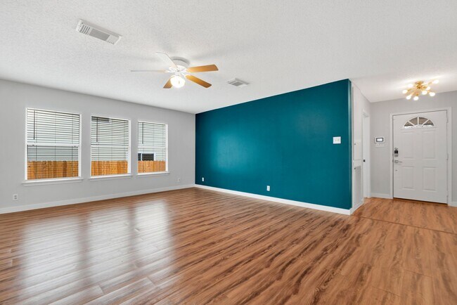Building Photo - Charming 3 Bed 2.5 Bath Home with Solar Panels!