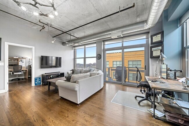 Building Photo - 933 W Van Buren St