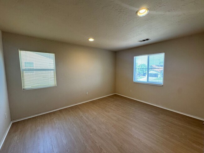 Foto del edificio - Spacious SW Bakersfield Home!