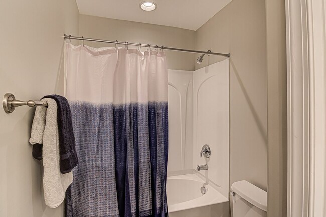 Building Photo - Gorgeous 3 bedroom Fully Furnished Propert...