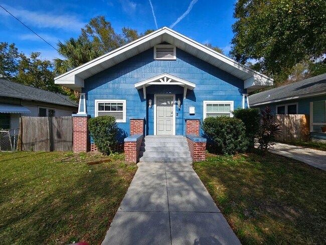 Building Photo - 207 W Chelsea St