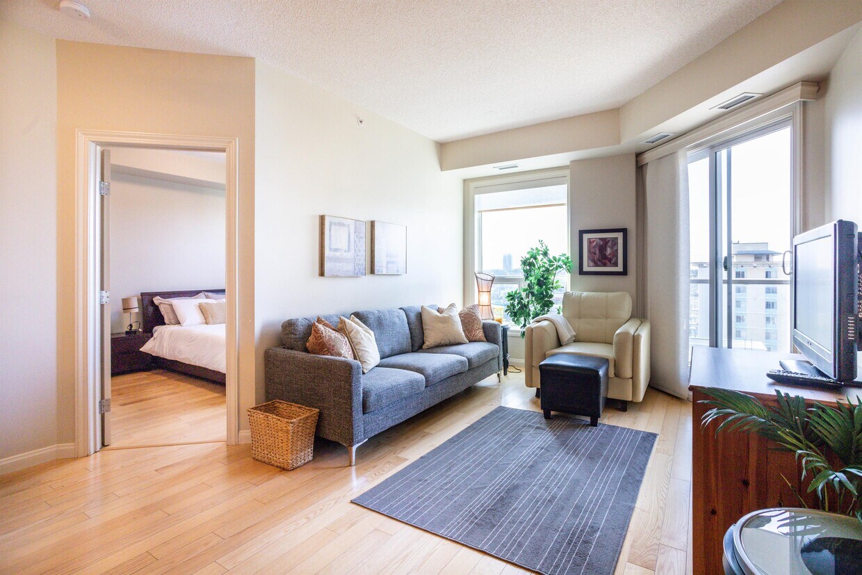 Photo principale - 9819-104 104 St NW