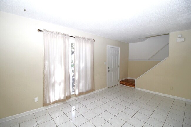 Foto del edificio - 2-Bedroom Waterfront Townhouse with Community Pool – Available 11/26