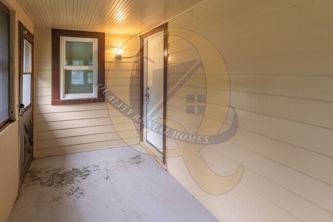 Building Photo - 635 Simcoe Ave