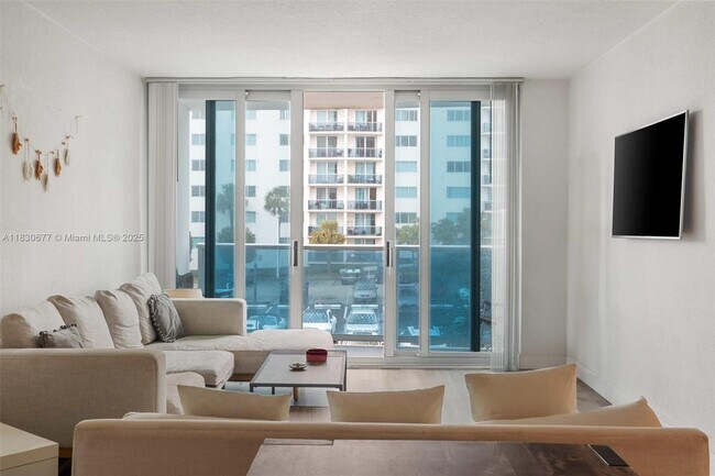 Foto del edificio - 7501 E Treasure Dr