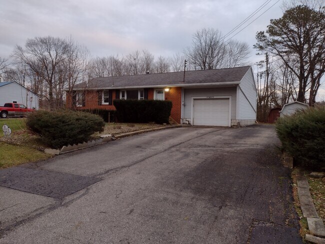Building Photo - 682 Davids Ln