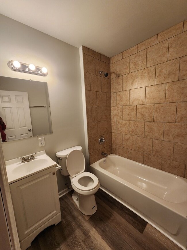 Building Photo - Large 2 Bedroom Home With Garage Section 8 Not Accepted
