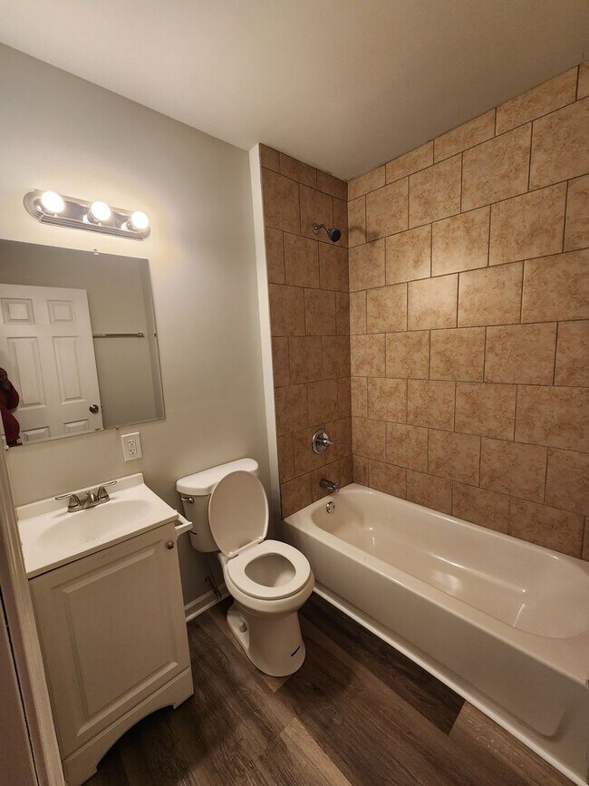 Foto del edificio - Large 2 Bedroom Home With Garage Section 8 Not Accepted
