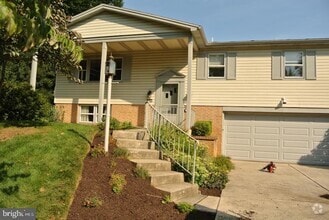 Building Photo - 421 Park Hills Dr