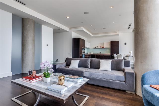 Foto del edificio - 2408 Victory Park Ln