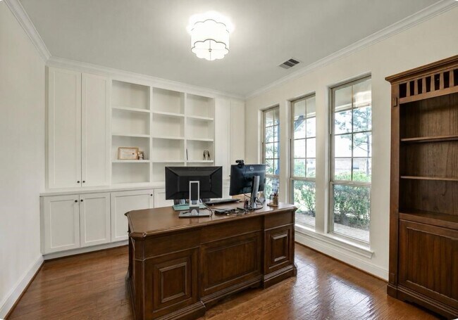 Building Photo - 6 S Wheatleigh Dr