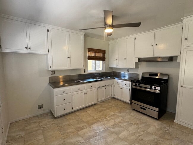 Building Photo - Remodelled 2 Bed 1 Bath Home with Garage a...
