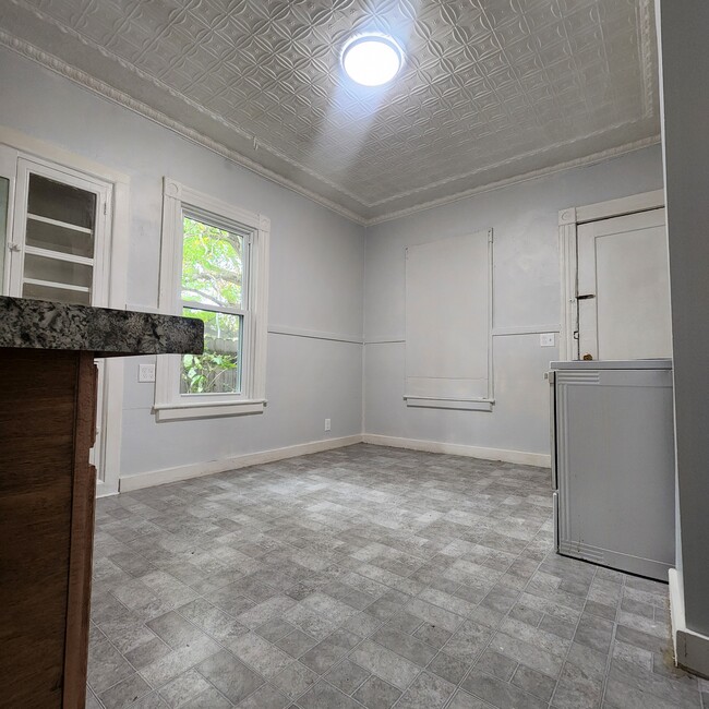 Kitchen (2nd angle) - 50 Syke St