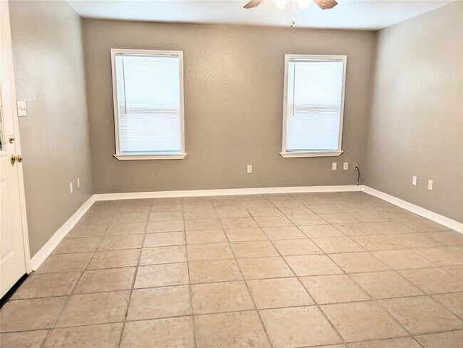 Building Photo - 1005 Rosepoint Dr