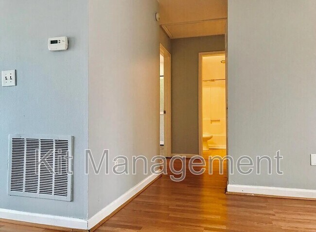 Foto del edificio - 6047 Lewis Ave